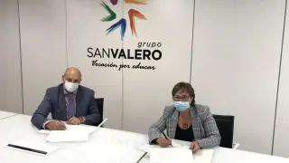 Firma del convenio entre el director general del Grupo San Valero, César Romero, y la directora de la Escuela de Hostelería Guayente, María Ángeles Grasa.