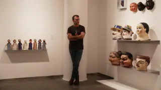 Javier Santos, en la exposición de su colección.