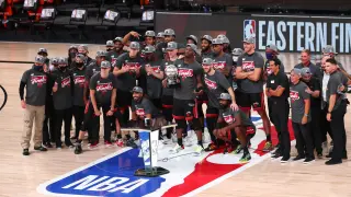 Los Heat de Miami celebran la victoria por 125-113 ante los Celtics de Boston en el sexto partido de las finales de la Conferencia Este y que les permite disputar las finales