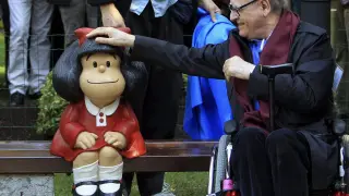 Quino posando junto a una figura de Mafalda en Buenos Aires
