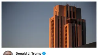 Combo de imágenes del hospital donde está ingresado y del tuit de Trump