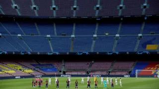 Minuto de silencio por las víctimas del coronavirus antes del partido de Champions FC Barcelona-Nápoles, el 8 de agosto, en un Camp Nou vacío.