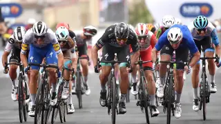 Llegada al sprint de la cuarta etapa del Giro que ganó Démare