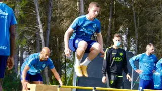 Sergio Gómez, en pleno salto, durante el entrenamiento de este miércoles.