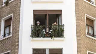 Teo y María Pilar dando los últimos retoques a la decoración floral de su balcón.