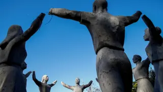Mutilan los brazos del monumento a la sardana en Barcelona