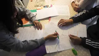 Dos hermanos, que cursan 3º de la ESO y 1º de bachillerato, hacen los deberes en su casa