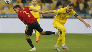Un momento del partido entre Ucrania y España.