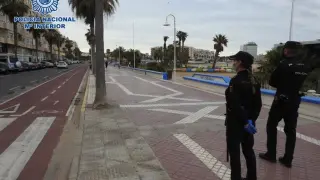 Policías patrullando por las calles de Melilla.