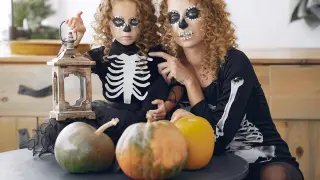 El disfraz de esqueleto es una opción perfecta para que lo lleve toda la familia.