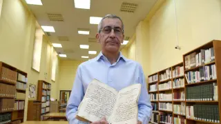 El historiador Carlos Garcés muestra los documentos del sumario recuperado.