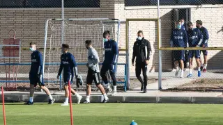 Los jugadores del Real Zaragoza salen de la sala de vídeo antes del ensayo del viernes.