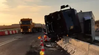 Imagen del camión que ha volcado esta madrugada en la N-232, a la altura de Pedrola (Zaragoza).