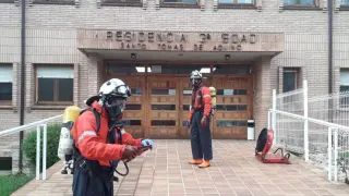 Imágenes de la desinfección de la residencia Santo Tomás realizada por los bomberos de la Diputación de Zaragoza en abril.