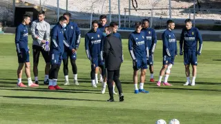 Rubén Baraja da indicaciones a los jugadores en el entrenamiento del Real Zaragoza antes de partir hacia Leganés.
