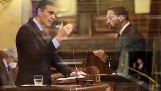 Doble exposición del presidente del Gobierno, Pedro Sánchez, y el líder de Vox, Santiago Abascal, durante sus intervenciones en el pleno