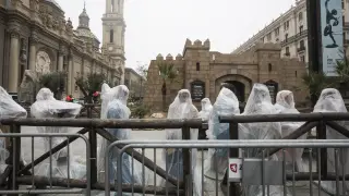 Las figuras del Belén del Pilar, protegidas por plásticos, durante el desmontaje.