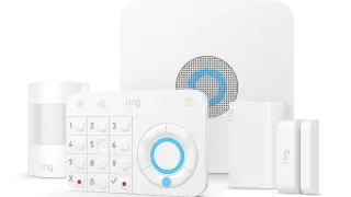 El kit básico de Ring Alarm incluye sensor para puertas y ventanas y un detector de movimientos.