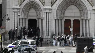 Fuerzas policiales y de seguridad, en la puerta de la iglesia tras el atentado.
