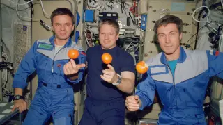 Krikaliov, Shepherd y Guidzenko, integrantes de la primera tripulación de larga estancia en la Estación Espacial Internacional.