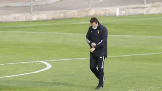 Rubén Baraja mira el reloj durante la sesión de entrenamiento en la Ciudad Deportiva.