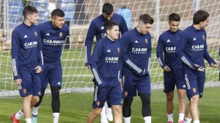Algunos de los jugadores del Real Zaragoza, en el entrenamiento previo a viajar a Tenerife.
