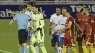 Momento de discusiones mientras el VAR revisa el gol que dio la victoria al Tenerife por 1-0 ante el Real Zaragoza.