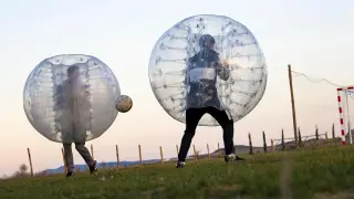 El bubble soccer es la actividad más demandada del complejo. Monegros Aventura Rural