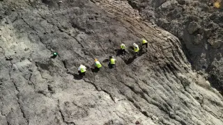 Paleontólogos excavando en busca de ámbar en el yacimiento de Ariño durante el verano de 2019.
