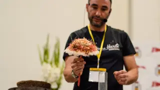 Mario Huerta, dueño de la floristería, participa en demostraciones de diseño floral como ésta, en Expoborja.