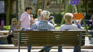 Una pareja de pensionista sentada en un banco en Zaragoza. Pensiones. Recurso. Jubilación. Jubilados.