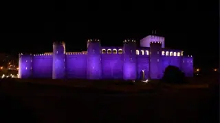 El palacio de la Aljafería, iluminado de morado contra la violencia de género.