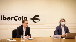 Antonio Martínez, director financiero de Ibercaja, y Santiago Martínez, responsable de Análisis Financiero de la entidad, durante la presentación del número 71 de la Revista Economía Aragonesa
