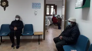 Tres personas esperan en el consultorio de Lobera de Onsella