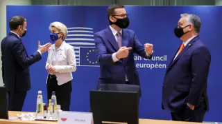 Emmanuel Macron habla con Ursula von der Leyen mientras el primer ministro polaco, Mateusz Morawiecki, habla con su homólogo húngaro, Viktor Orban
