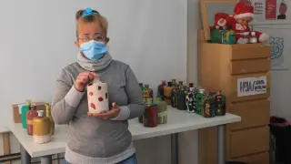 Cristina García, una de las residentes del Centro Integra de Atades, enseña una de las botellas decorativas que ha hecho esta Navidad en el taller de diseño y arte.