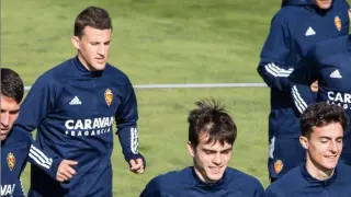 Nieto, tras Zapater, Francho y Francés, un grupeto de aragoneses en el entrenamiento del Real Zaragoza.