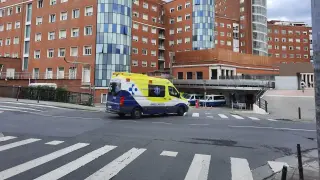 Una ambulancia entra urgencias del hospital de Cruces, en Baracaldo, Vizcaya.