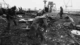 Varios trabajadores remueven los restos de la explosión del reactor de Chernobil.