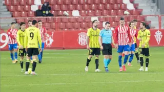 Los jugadores del Real Zaragoza, tras encajar el 1-0, protestan al árbitro una mano de Fuego en el inicio de la jugada que el VAR revisó y no vio punible.