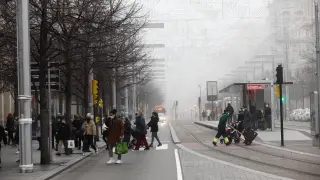Un denso manto de niebla cubre la ciudad desde este la tarde-noche de este jueves la capital aragonesa. La falta de cierzo hace que este fenómeno haya perdurado durante este viernes.