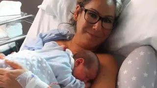 Carol Zazurca con su hijo Guillermo, que nació el miércoles en Zaragoza.