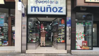 Rafael Muñoz, dueño de la papelería Muñoz, en la avenida de Goya en Zaragoza.