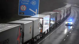 Hasta 10.000 camiones atrapados en el suroeste de Inglaterra.