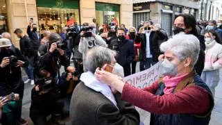 Los propietarios de la administración número 4 de Granada, en la calle Príncipe, celebran haber repartido el Gordo.