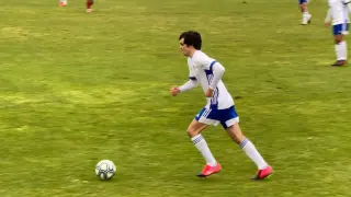 Un jugador del Real Zaragoza controla el balón.
