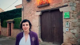 Sara Ros regenta la casa rural La Carretería en Camañas (Teruel)