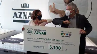 Carmen Cabeza hace entrega de un cheque de 5.100 euros al gerente de Aspanoa, Juan Carlos Acín.