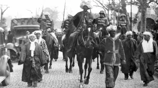 Baltasar y su séquito, en la cabalgata de los Reyes Magos de Zaragoza, en 1939