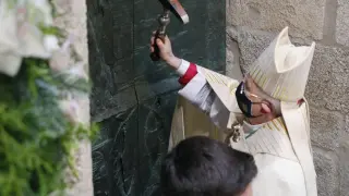 El arzobispo de Santiago Julián Barrio, abre la Puerta Santa de la catedral de Santiago para dar paso al Año Jubilar y al Xacobeo 21